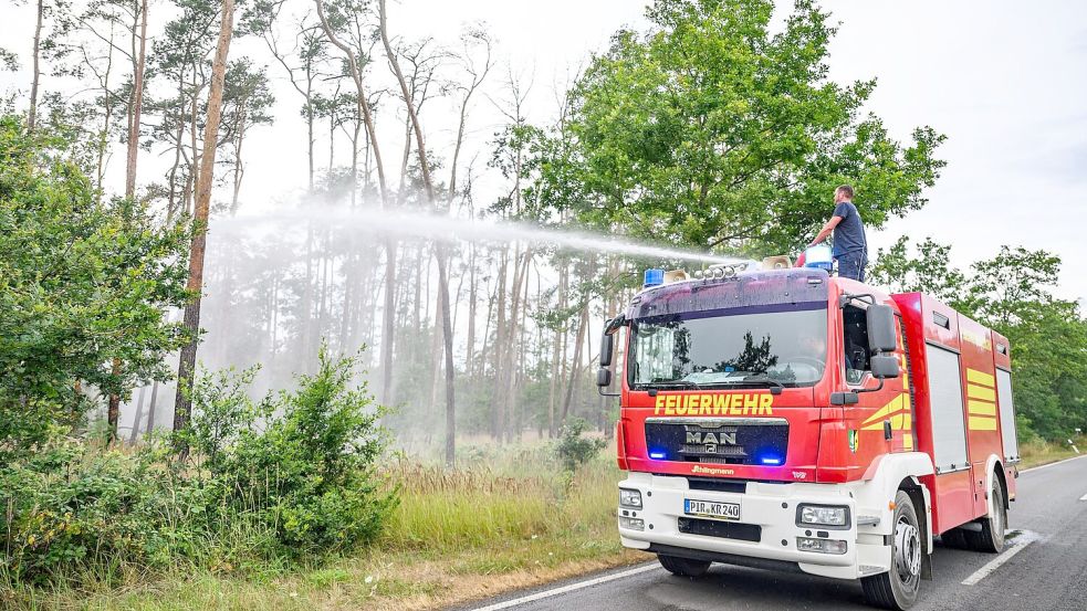 In einigen Gebieten können die Einsatzkräfte wegen Munitionsresten im Boden nur vom Fahrzeug aus löschen. Foto: Robert Michael/dpa