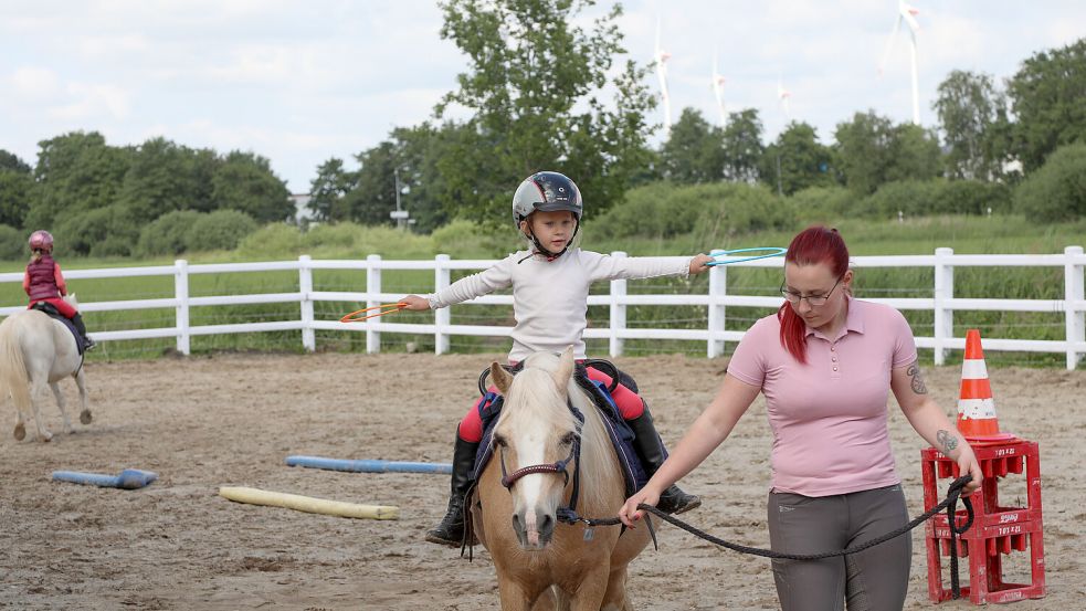 Das Gleichgewicht zu halten und das spielerisch mit Ringen in der Hand, lernen die Kinder, wie etwa hier mit dem Pony „Luke“ unter Anleitung von Kim Rohlfs. Foto: Romuald Banik