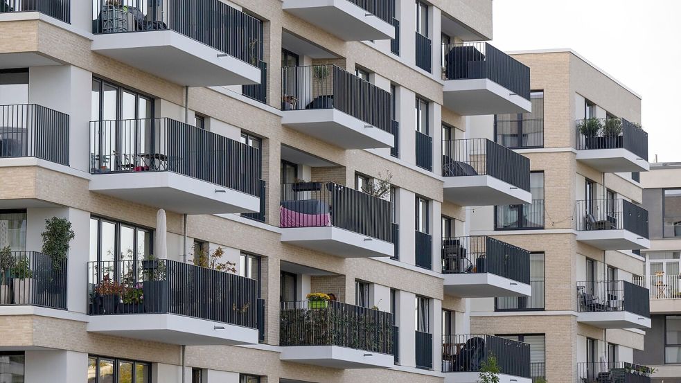 Der Wohnungskauf kann nicht nur in den Metropolen ordentlich ins Geld gehen. (Archivbild) Foto: Monika Skolimowska/dpa