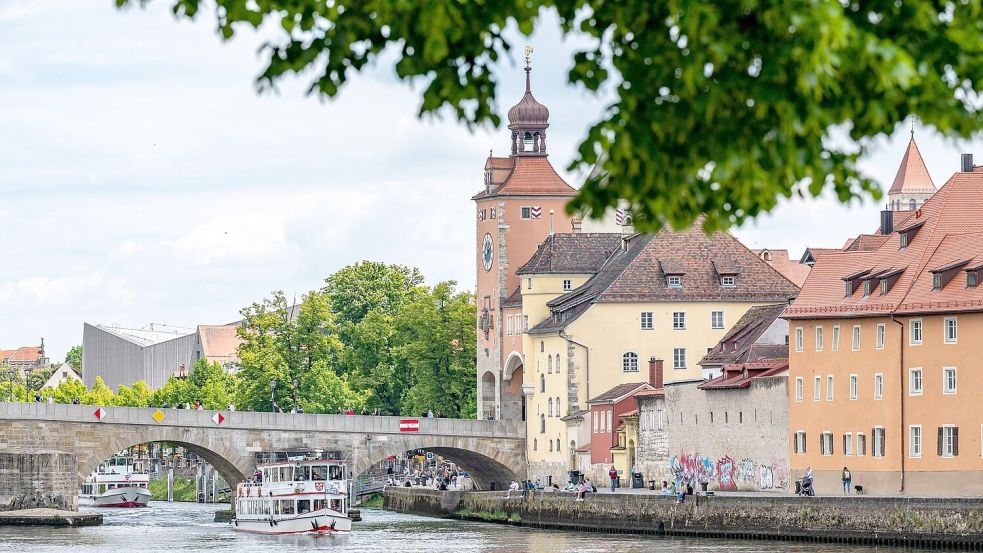 Regensburg zählt gemessen an den regionalen Einkommen zu den teuersten Orten für Käufer. Foto: Armin Weigel/dpa
