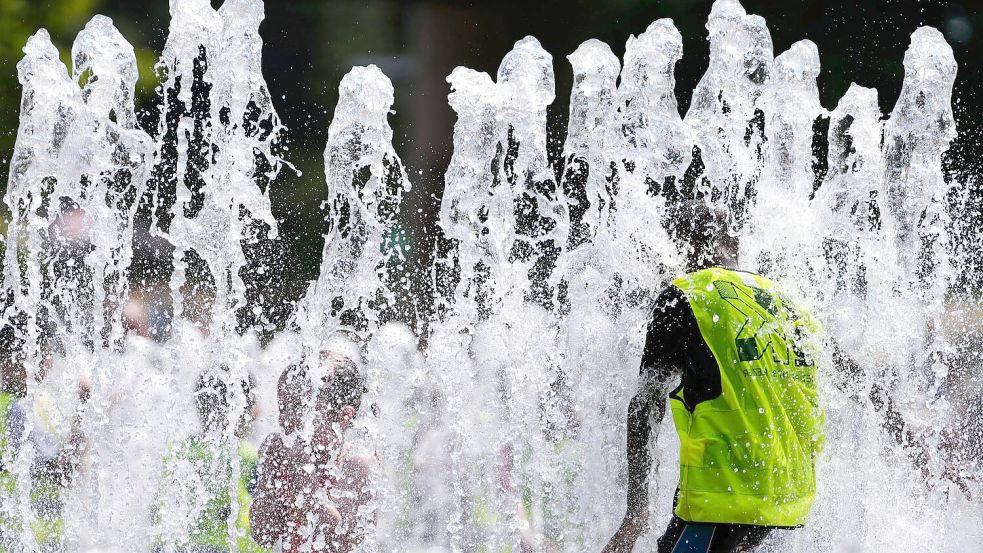 Ein Wasserbrunnen während der Hitzewelle in Belgien. (Archivbild) Foto: Virginia Mayo/AP/dpa