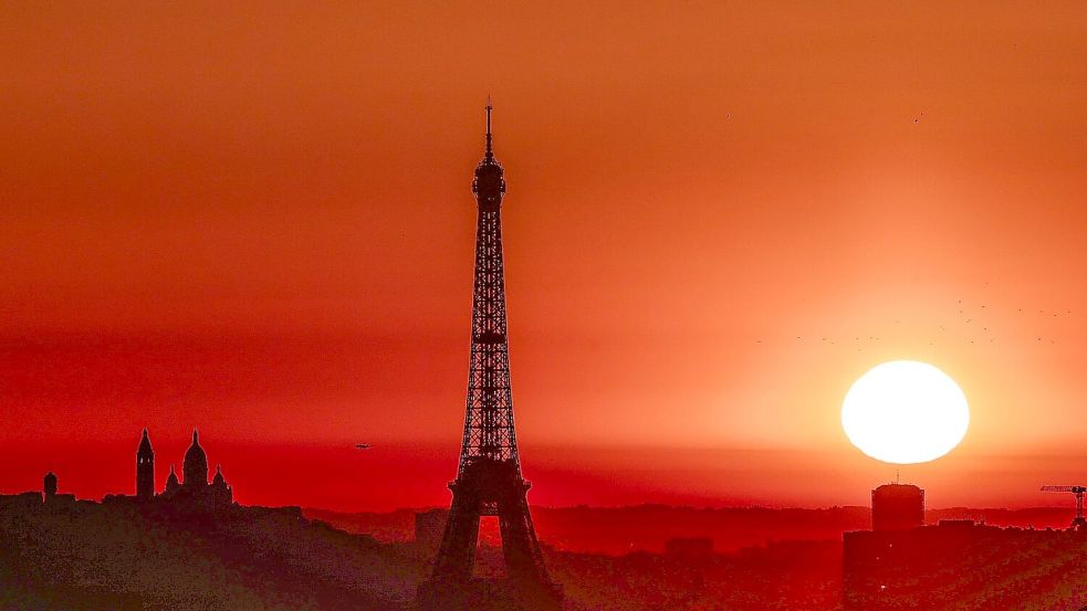 In Paris herrschte wegen der hohen Temperaturen Alarmstufe Rot. (Archivbild) Foto: Thibaud Moritz/AFP/dpa