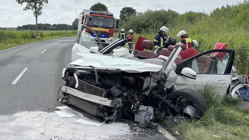 Eines der Unfallfahrzeuge musste von der Feuerwehr aufgeschnitten werden. Foto: Rebecca Kresse