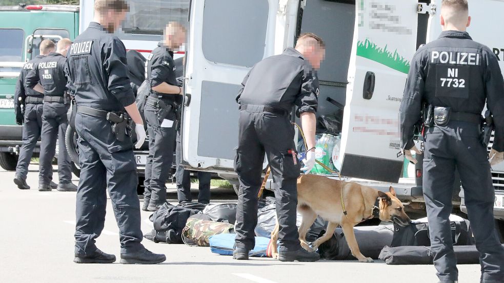 Bei dem großangelegten Polizeieinsatz anlässlich des „World Run 2025“ des Gremium MC wurden auch Spürhunde eingesetzt. Foto: Claus Hock