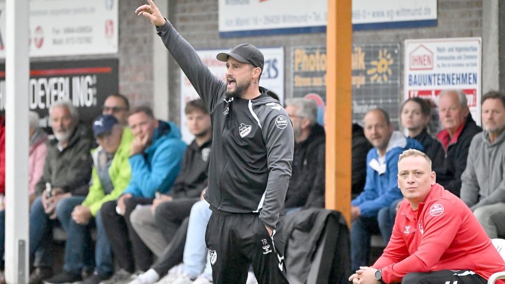 Lautstark und mit Gesten präsentierte sich SpVg-Trainer Daniel Franziskus am Spielfeldrand beim Auftakt der Auricher im Ostfriesland Cup beim TuS Leerhafe-Hovel. Aurichs neuer Cotrainer Mike Kruse (rechts) verfolgt das Geschehen. Fotos: Jens Doden (Blomberg)