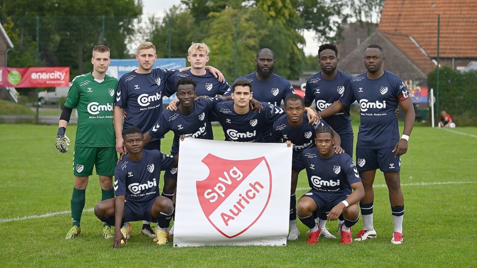 Vor Spielbeginn beim Ostfriesland Cup in Leerhafe wurde das obligatorische Mannschaftsfoto von der SpVg Aurich gemacht.