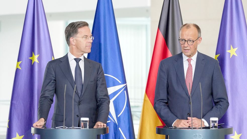 Kanzler Friedrich Merz (CDU) und Nato-Generalsekretär Mark Rutte treffen sich in Berlin zum 70. Jubiläum der Nato-Mitgliedschaft Deutschlands. Es geht auch um einen aktuellen Zwischenfall mit China. Foto: Soeren Stache/dpa
