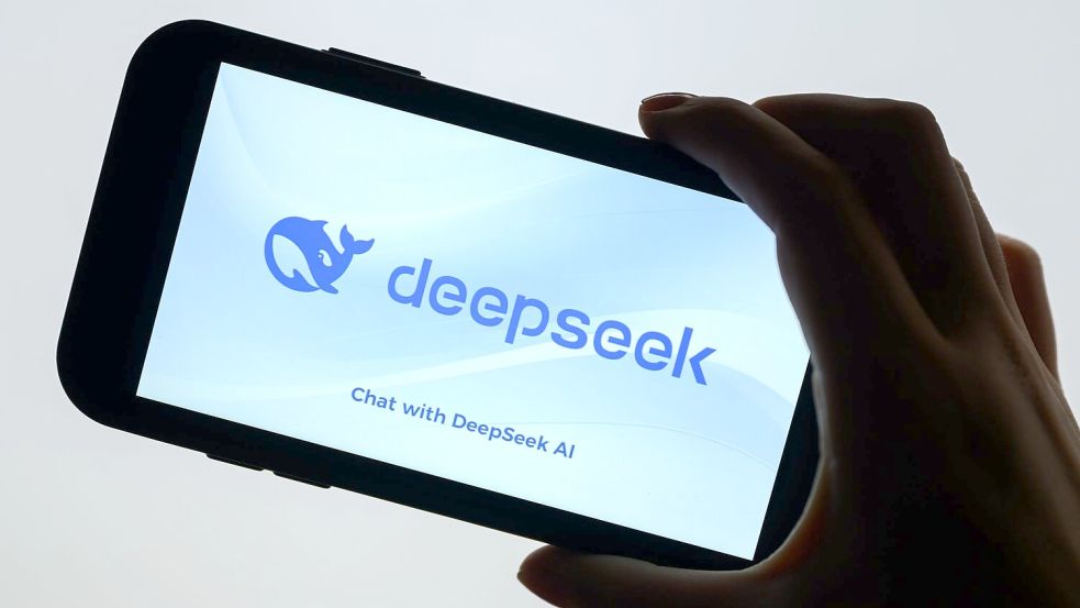 Das Logo des chinesischen KI-Chatbot Deepseek ist auf einem Smartphone zu sehen. Foto: Patrick Pleul/dpa