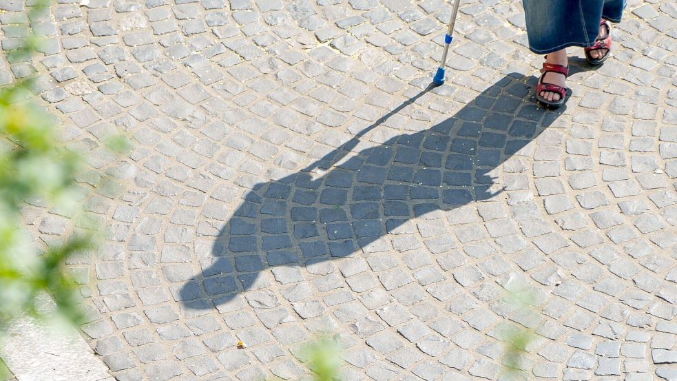 Dicht bebaute Städte heizen sich während einer Hitzewelle besonders intensiv auf. (Archivbild) Foto: Andreas Arnold/dpa