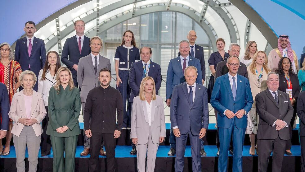 Bei der Wiederaufbaukonferenz für die Ukraine stellen sich die Teilnehmer rund um Präsident Wolodymyr Selenskyj zum Gruppenfoto auf. Foto: Michael Kappeler/dpa