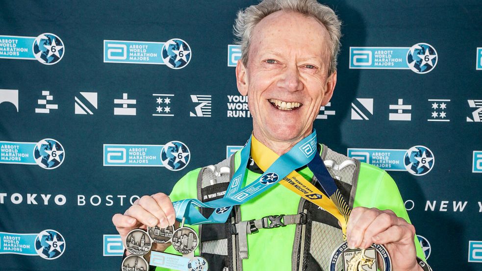 Der Auricher Hans-Peter Stahn hat mit dem Boston-Marathon die letzte noch fehlende Laufveranstaltung der sechs Städte-Marathon-Serie, der sogenannten „World Marathon Majors“, erfolgreich absolviert. Dafür gab es die Boston-Plakette und die begehrte Majors-Medaille (links). Fotos: privat