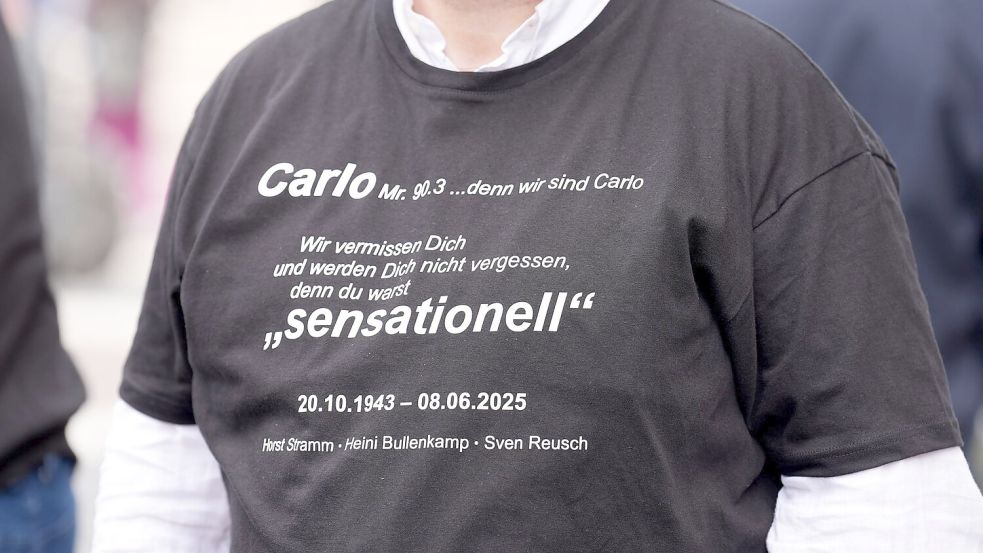 „Du warst sensationell“, steht auf dem Shirt eines Trauergastes Foto: Marcus Brandt/dpa