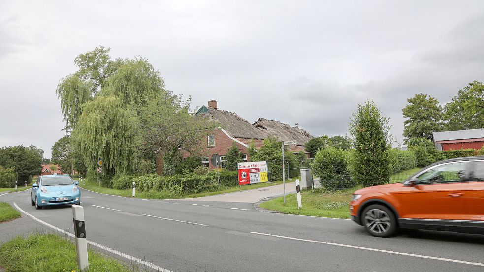 Das Grundstück an der Oldersumer Straße Höhe Raher Straße wurde im Oktober 2024 von der Stadt Aurich gekauft. Nun startet bald der Abriss des abgängigen Gebäudes. Foto: Romuald Banik