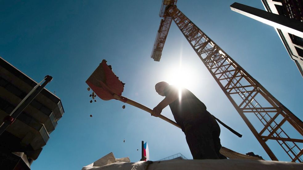 Die BG Bau versucht, mit viel Prävention die Zahl der Arbeitsunfälle zu senken. Ebenfalls ein wichtiges Thema: der Schutz vor Hitze und Sonnenstrahlen. (Archivbild) Foto: picture alliance/dpa