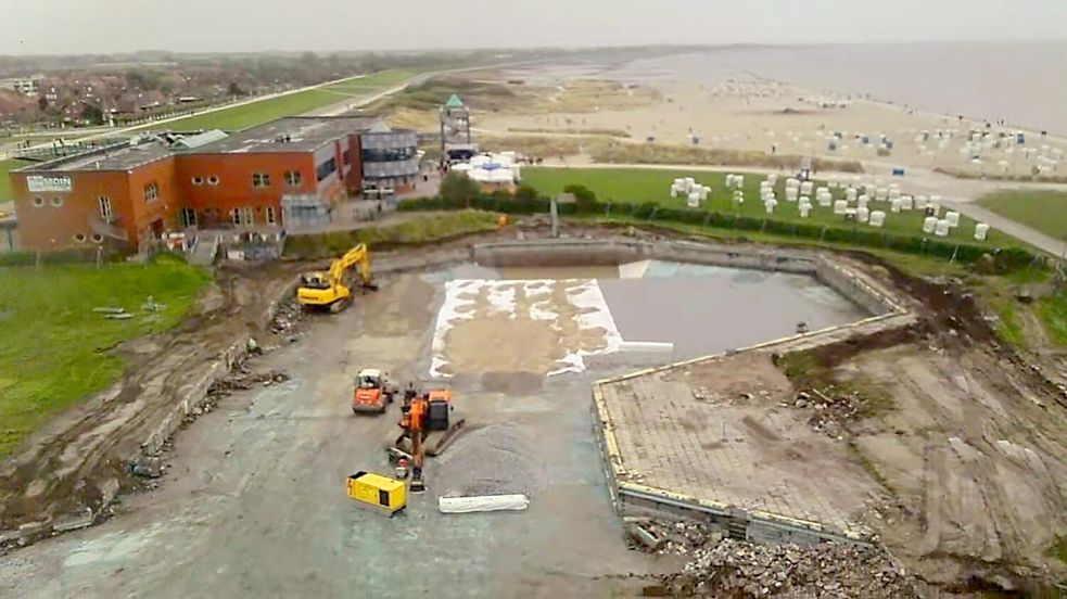 Die Anfänge der Baustelle für das neue Freibad Norddeich von oben. Bagger begannen damit, die alten Becken zu entschlammen und die Fläche freizuräumen. Foto: Rebecca Kresse