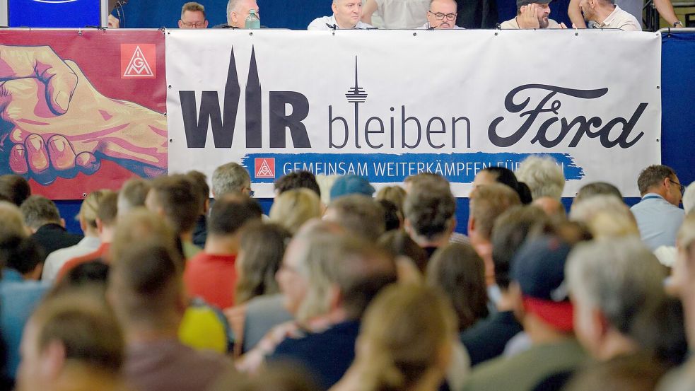 Der Andrang ist groß bei der Betriebsversammlung beim Kölner Autobauer Ford Deutschland. Foto: Henning Kaiser/dpa