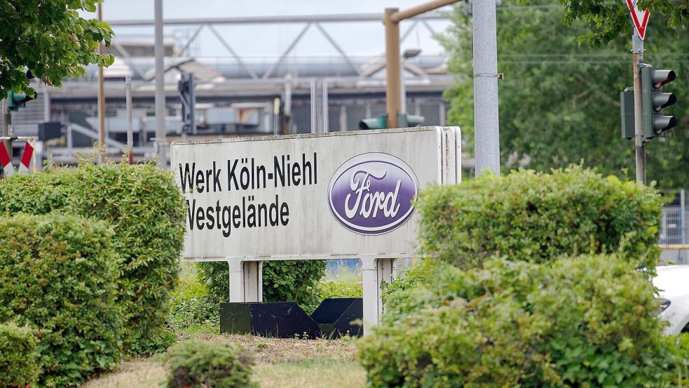 Ford-Logo an einem Werkstor des Autobauers, der in Köln noch große Flächen hat - obwohl er personell schon seit langem schrumpft. Foto: Henning Kaiser/dpa