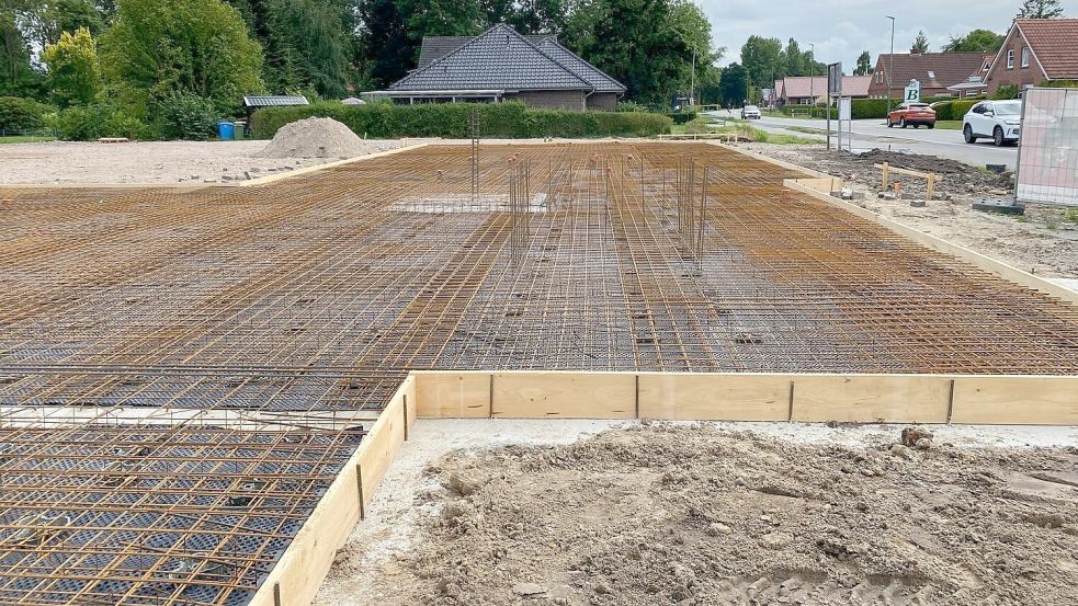 Auf dem Grundstück an der Auricher Straße in Westerende-Kirchloog wird derzeit die Bodenplatte für die neue Senioren-WG gegossen. Ein Stück weiter Richtung Kirche wurde im Frühjahr bereits ein ähnliches Projekt umgesetzt. Foto: Mieke Matthes