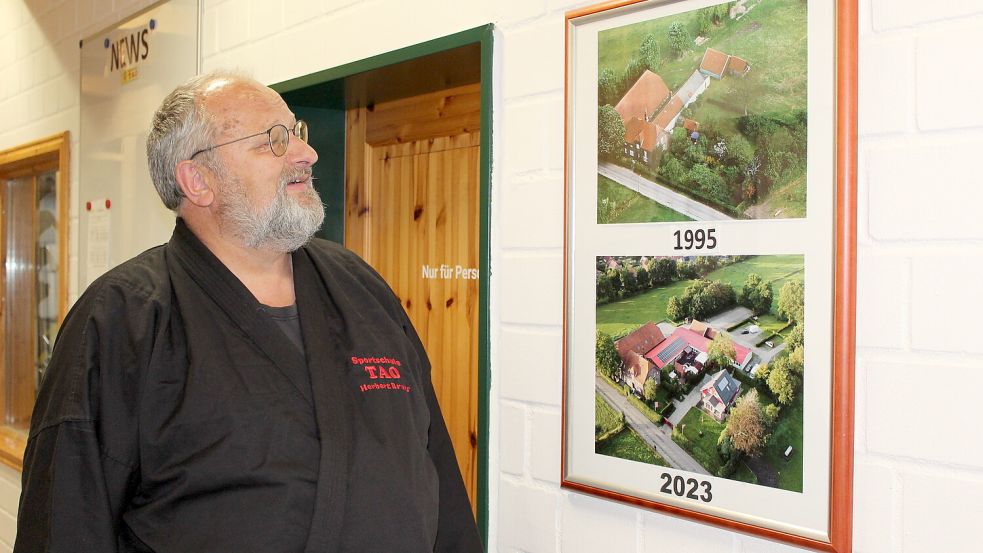 Der Auricher Kampfsportler, Referent und Unternehmer Herbert Bruns betrachtet zwei Fotos. Sein Lebenswerk, die TAO-Sportschule, die 2001 eröffnet und kontinuierlich ausgebaut wurde. Fotos: Wolf-Rüdiger Saathoff