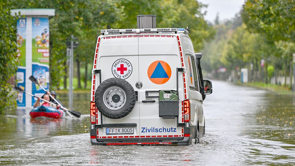 Egal ob Hochwasser, Stromausfall, Cyberattacke oder Kriegsfall: Wenn es zu einer Katastrophe kommt, müssen etliche Instanzen reibungslos zusammenarbeiten. Dass es hierfür keinen Plan gibt, kritisieren die deutschen Ladkreise. Foto: dpa/Patrick Pleul