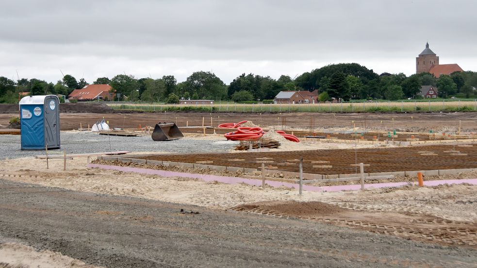 Still ruht die Baustelle: Auf dem Gelände der Sportstätte am Tjücher Moortun in Marienhafe darf vorerst nicht weitergebaut werden. Foto: Thomas Dirks