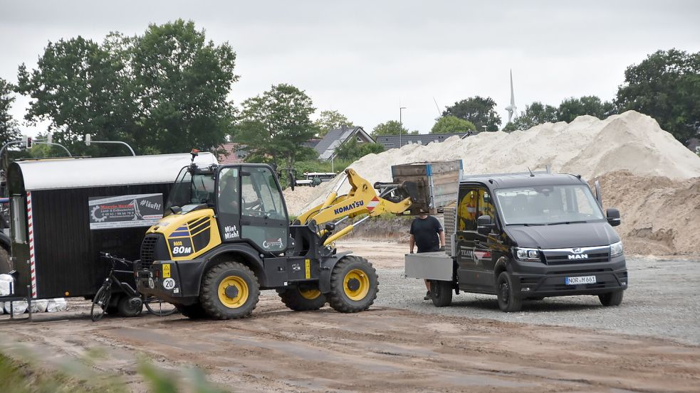 Nur ein paar Bauarbeiter waren am Freitagmorgen auf der Baustelle am Tjücher Moortun in Marienhafe noch tätig. Foto: Thomas Dirks