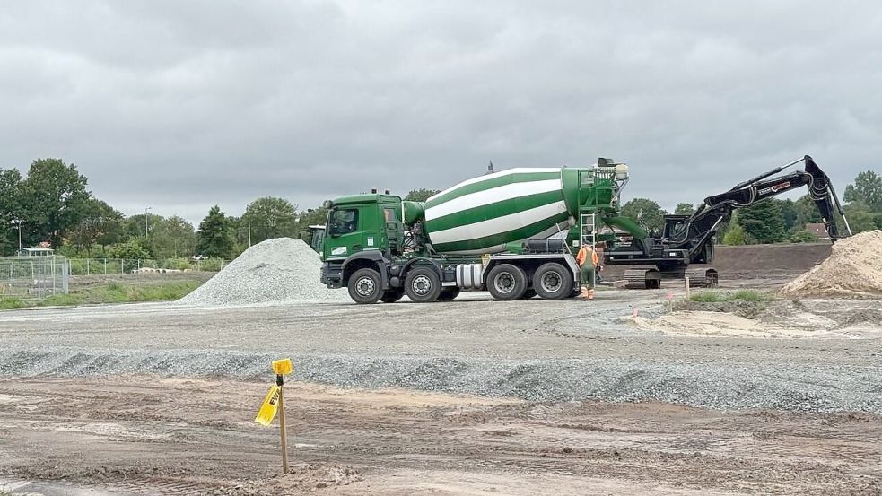 Am Freitagmorgen rollte ein Lastwagen mit Beton für die Bodenplatte des Sanitär- und Umkleidegebäudes auf die Baustelle, durfte diesen aber nicht mehr abladen. Foto: privat