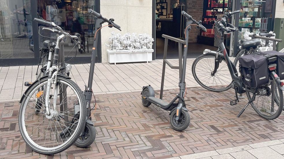 Gerade Jugendliche sind auch in Aurich häufig mit dem E-Scooter unterwegs. An vielen Fahrradständern sind sie in der Stadt zu finden, so wie hier vor der Rituals-Filiale in der Fußgängerzone. Foto: Eva van Loh