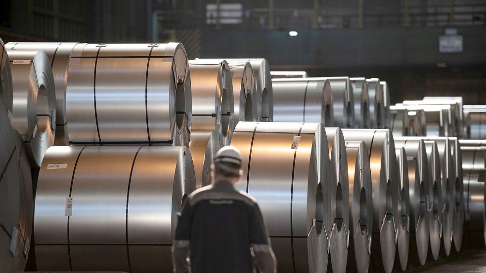 IG Metall und das Management der Thyssenkrupp-Stahlsparte haben sich nach langen Verhandlungen auf einen harten Sparkurs verständigt. (Archivbild) Foto: Fabian Strauch/dpa