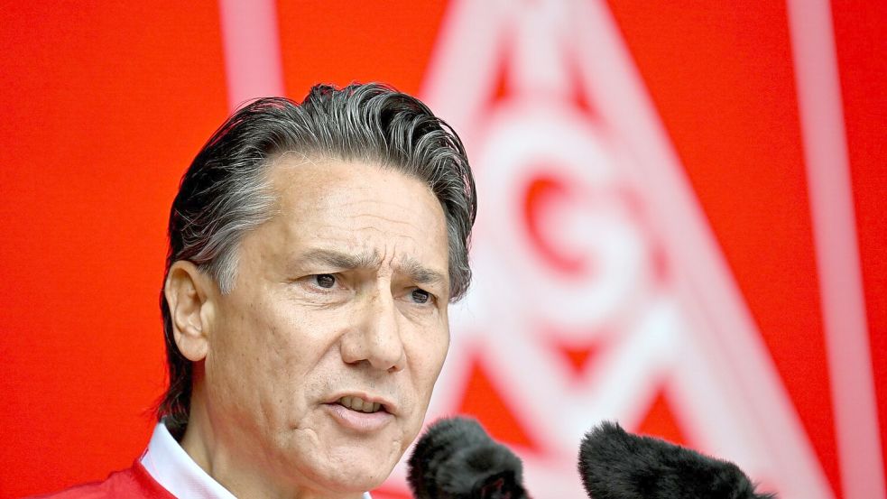 Betriebsrat Tekin Nasikkol hofft auf eine gute Zukunft der Stahlfirma. Foto: Federico Gambarini/dpa