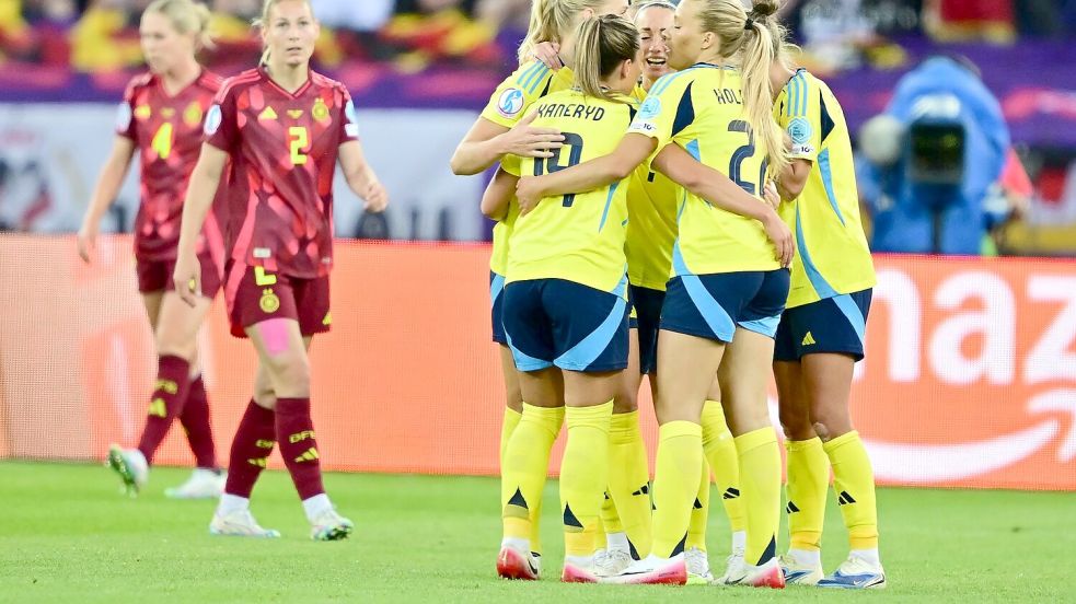 Das deutsche Team patzt, Schweden jubelt. Foto: Sebastian Christoph Gollnow/dpa