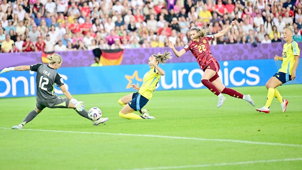 Da war noch alles in Ordnung für die DFB-Auswahl: Jule Brand (in Rot) erzielt das 1:0. Foto: Sebastian Christoph Gollnow/dpa