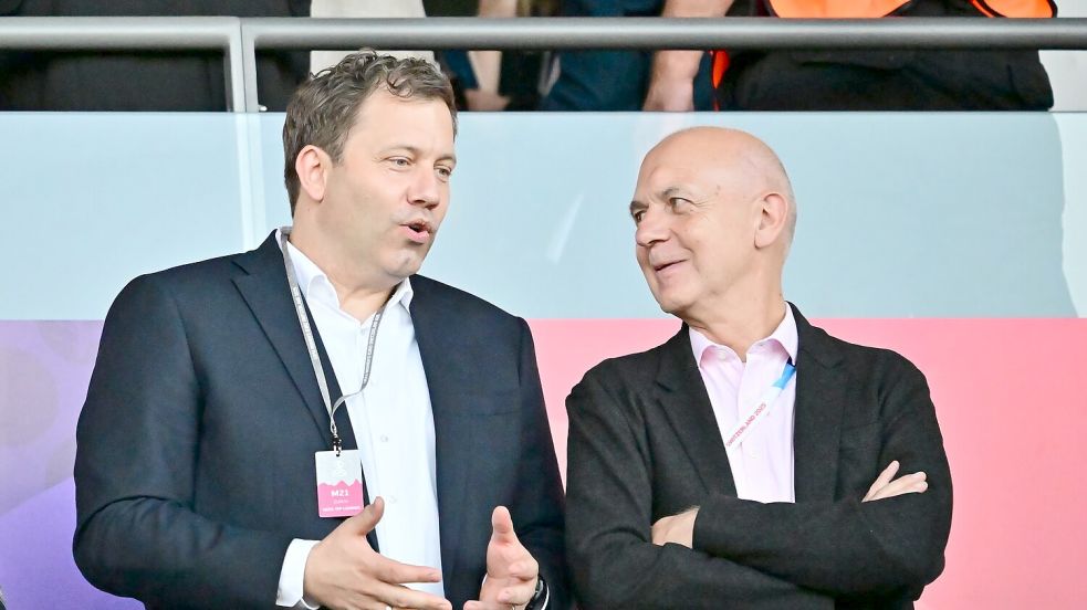 Tribünengäste im Letzigrund: Vizekanzler Lars Klingbeil (SPD) und DFB-Präsident Bernd Neuendorf. Foto: Sebastian Christoph Gollnow/dpa