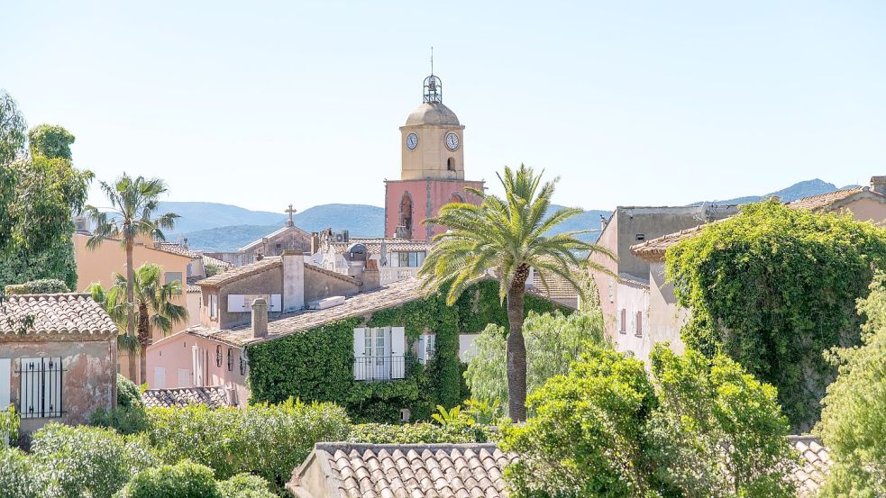 Eine Stadtansicht von Saint-Tropez in Südfrankreich. (Archivbild) Foto: Sebastian Sinterhauf/dpa