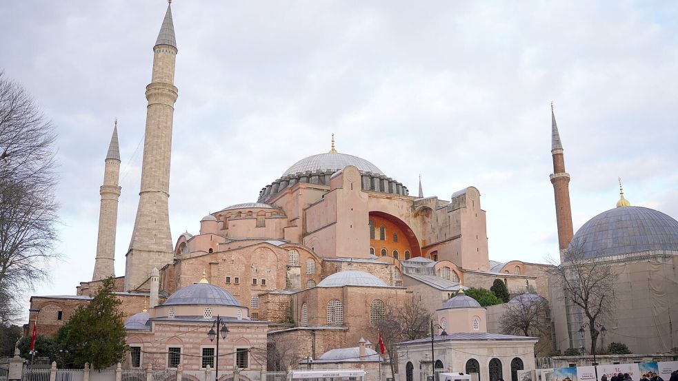 Die Hagia Sophia: Das im 6. Jahrhundert erbaute Wahrzeichen Istanbuls war ursprünglich eine christliche Kirche, dann bis in die 1930er Jahre ein muslimisches Gotteshaus. (Archivbild) Foto: Tunahan Turhan/SOPA Images via ZUMA Press Wire/dpa