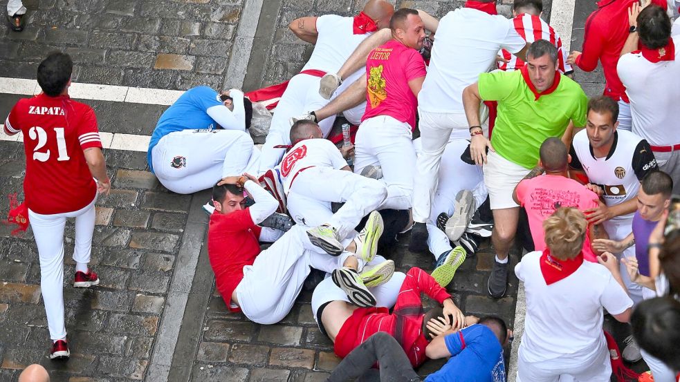 Gefährliche Szenen prägen auch den siebten Stierlauf in Pamplona. Foto: Miguel Oses/AP/dpa