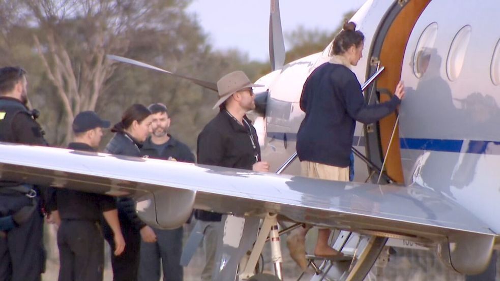 Vermisste Deutsche Backpackerin in Australien gefunden: Carolina Wilga steig in ein Rettungsflugzeug ein. Foto: dpa/ABC/AAP