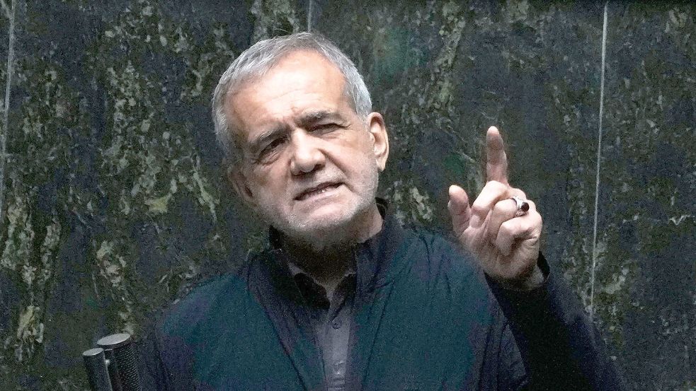 Peseschkian soll im Krieg zwischen dem Iran und Israel am Bein verletzt worden sein. (Archivbild) Foto: Vahid Salemi/AP/dpa