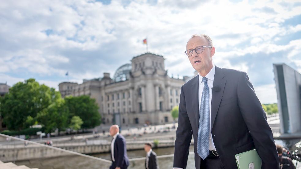 Friedrich Merz auf dem Weg zum Interview. Foto: Michael Kappeler/dpa