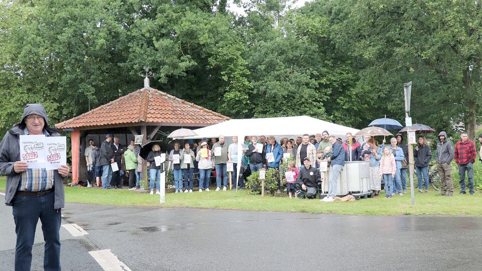 Etwa 60 Bürger hatten sich trotz Regens nahe des geplanten Standortes des Hähnchenmaststalles versammelt, um sich über das Projekt zu informieren. Eingeladen hatte die BI „Kein Maststall in Wrisse“. Foto: Wilfried Bischhoff