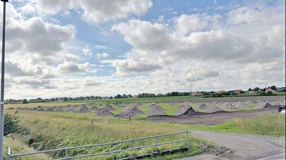 Diese Fläche an der Straße Am Sandkasten im Marienhafer Ortsteil Tjüche ist als Ausgleichsfläche für die Sportstätte am Moortun vorgesehen. Hier sollen sich künftig Fledermäuse ansiedeln. Die Erdhaufen wurden inzwischen planiert. Foto: privat