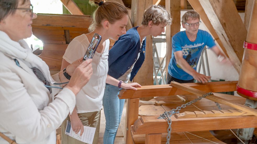 Die alte Mühlentechnik faszinierte die Besucher. Foto: Folkert Bents