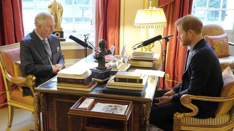 Ist die Funkstille zwischen König Charles III. und Prinz Harry vorbei? Das Foto zeigt die beiden Royals in einem Interview von 2017. Foto: dpa/Kensington Palace