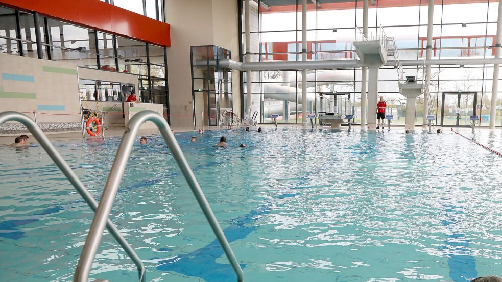 Montags ist das Auricher Schwimmbad De Baalje außerhalb der Ferien dem Schulschwimmen vorbehalten. Foto: Romuald Banik