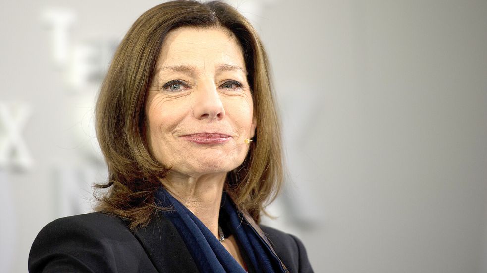 Hier ist die Schrifstellerin Ursula Krechel zu Gast auf dem sogenannten Blauen Sofa der Buchmesse in Frankfurt am Main. Foto: dpa/Arno Burgi
