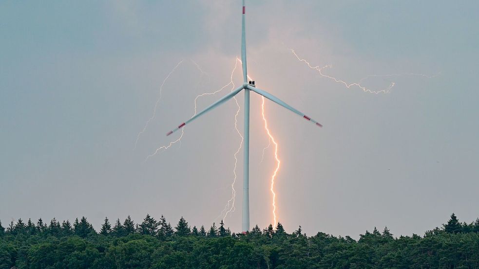 Gewitter treten in den kommenden Tagen in Deutschland immer wieder mal auf. (Archivbild) Foto: Patrick Pleul/dpa
