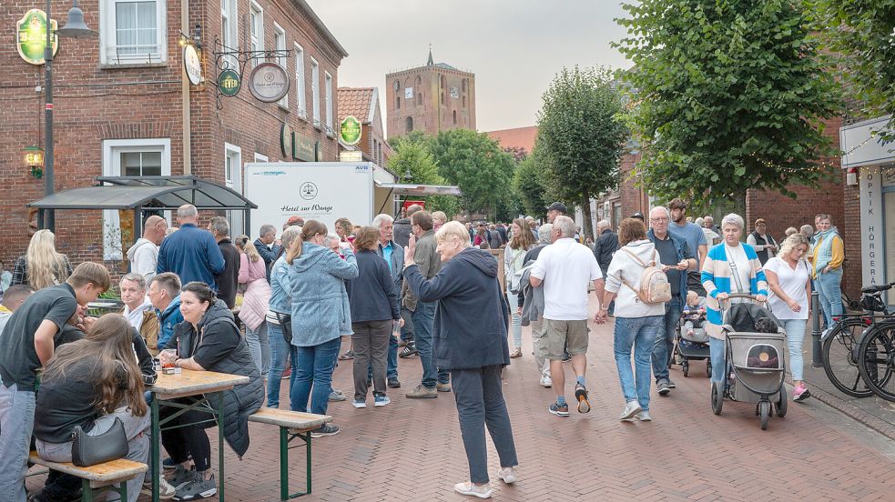Wenn die Sonne hinterm Störtebekerturm versinkt, füllt sich bei „Marienhafe bei Nacht“ die Rosenstraße in Marienhafe. Foto: Folkert Bents