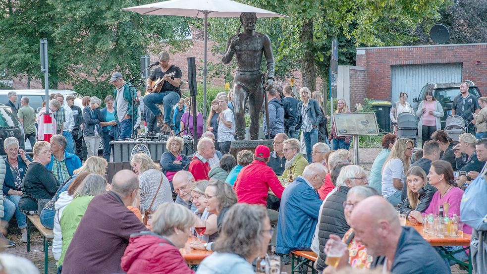 Im Rondell am Störtebeker-Denkmal dürfen sich die Besucher auf Oliver Jüchems freuen. Foto: Folkert Bents