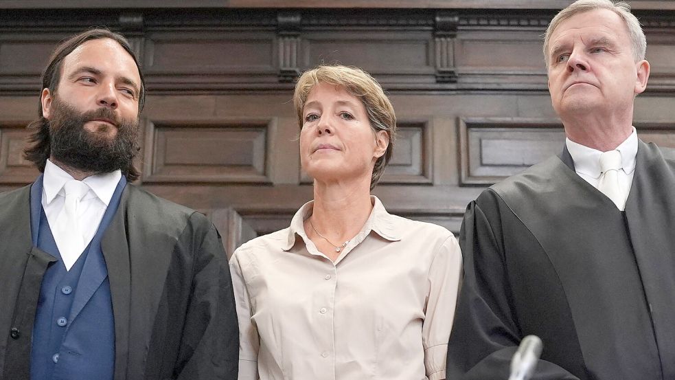 Eigentlich sollte Block-House-Erbin Christina Block (M.) am Dienstag vor Gericht aussagen – doch daraus wurde nichts. Stattdessen wird der Prozess vertagt. Foto: AFP/Marcus Brandt