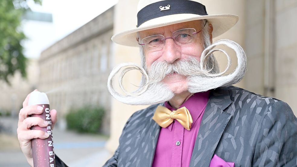 30 Minuten am Tag investiert der 68-Jährige in sein Bart-Styling. Foto: Bernd Weißbrod/dpa